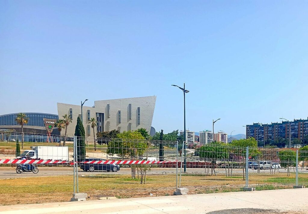 Construcción y mejora de la accesibilidad de las paradas de autobús urbano en el Recinto Ferial, Cortijo de Torres (Málaga)